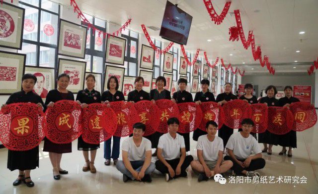 “纸刻初心使命 传承红色基因——百幅剪纸作品献礼建党百年”首展亮相2021年洛阳市“文化和自然遗产日”主会场