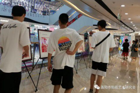 “纸刻初心使命 传承红色基因——百幅剪纸作品庆祝建党百年”巡展第八站在南昌路王府井购物中心展出