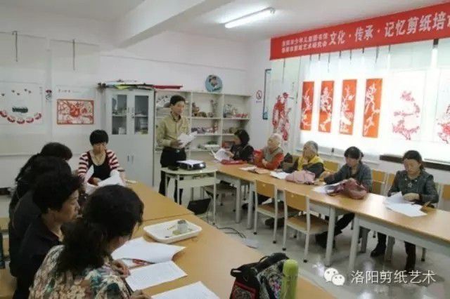 剪纸初级班在市少儿图书馆开班