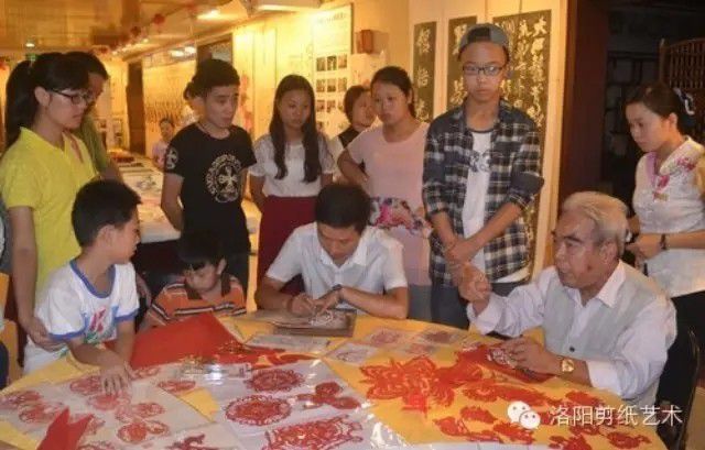 洛阳环球雅思培训学校到市博物馆参观体验剪纸文化